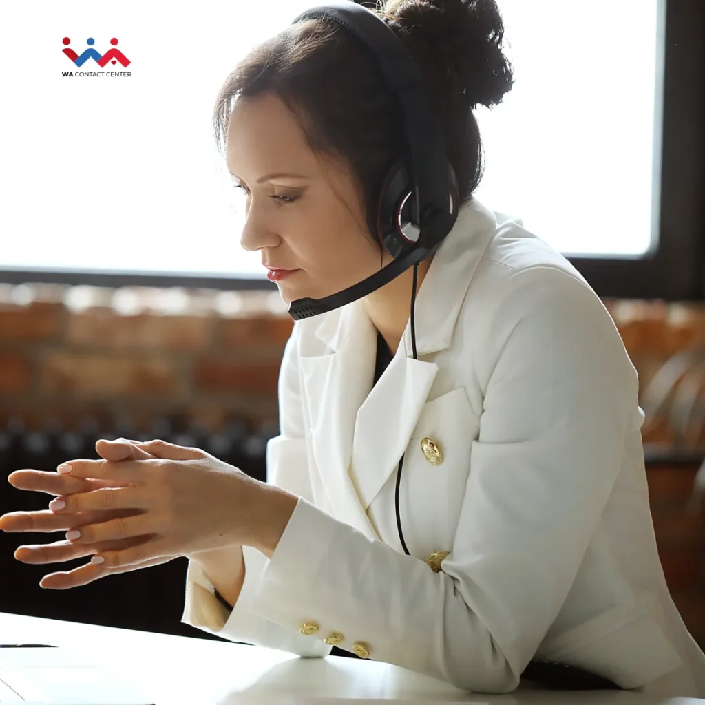 Atendimento ao cliente: uma mulher atendente, com headset, fazendo atendimento por ligação.