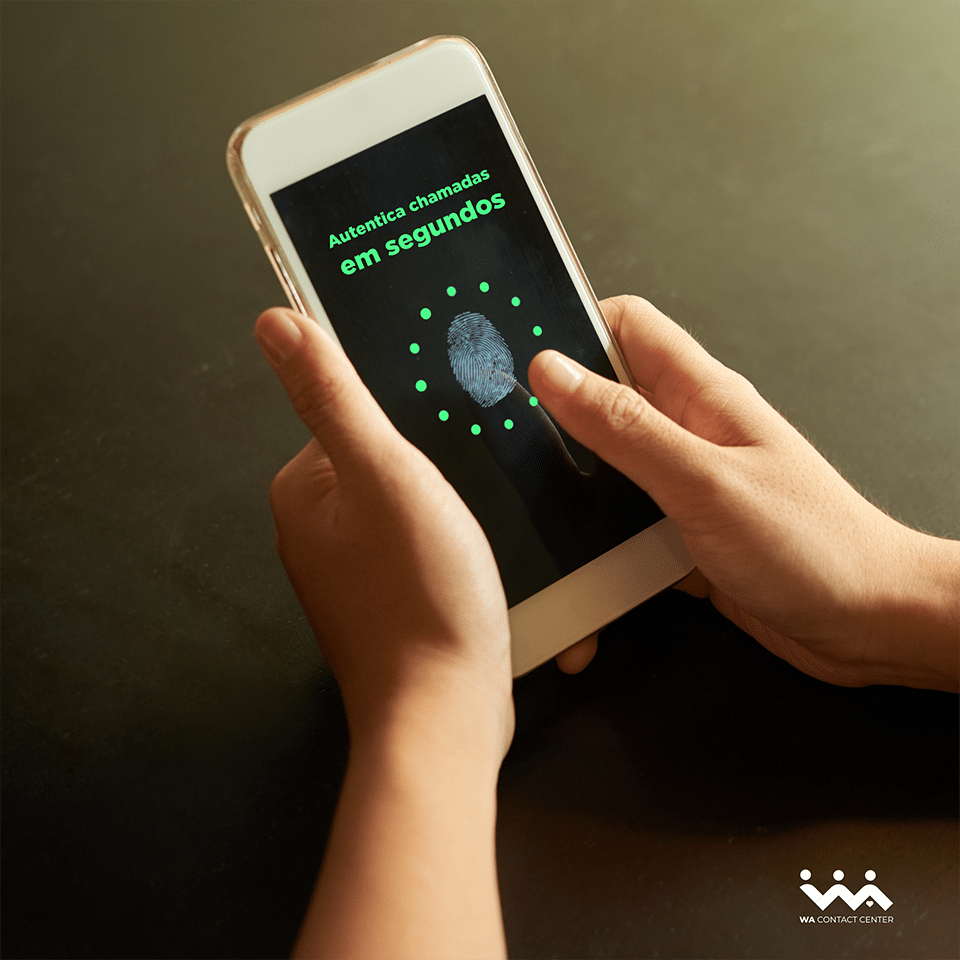 Duas mãos segurando um celular. Na tela um símbolo de autenticação de chamadas
