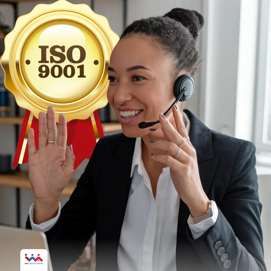 Uma atendente, com headset, e o selo de Iso 9001 atrás, simbolizando segurande dados.