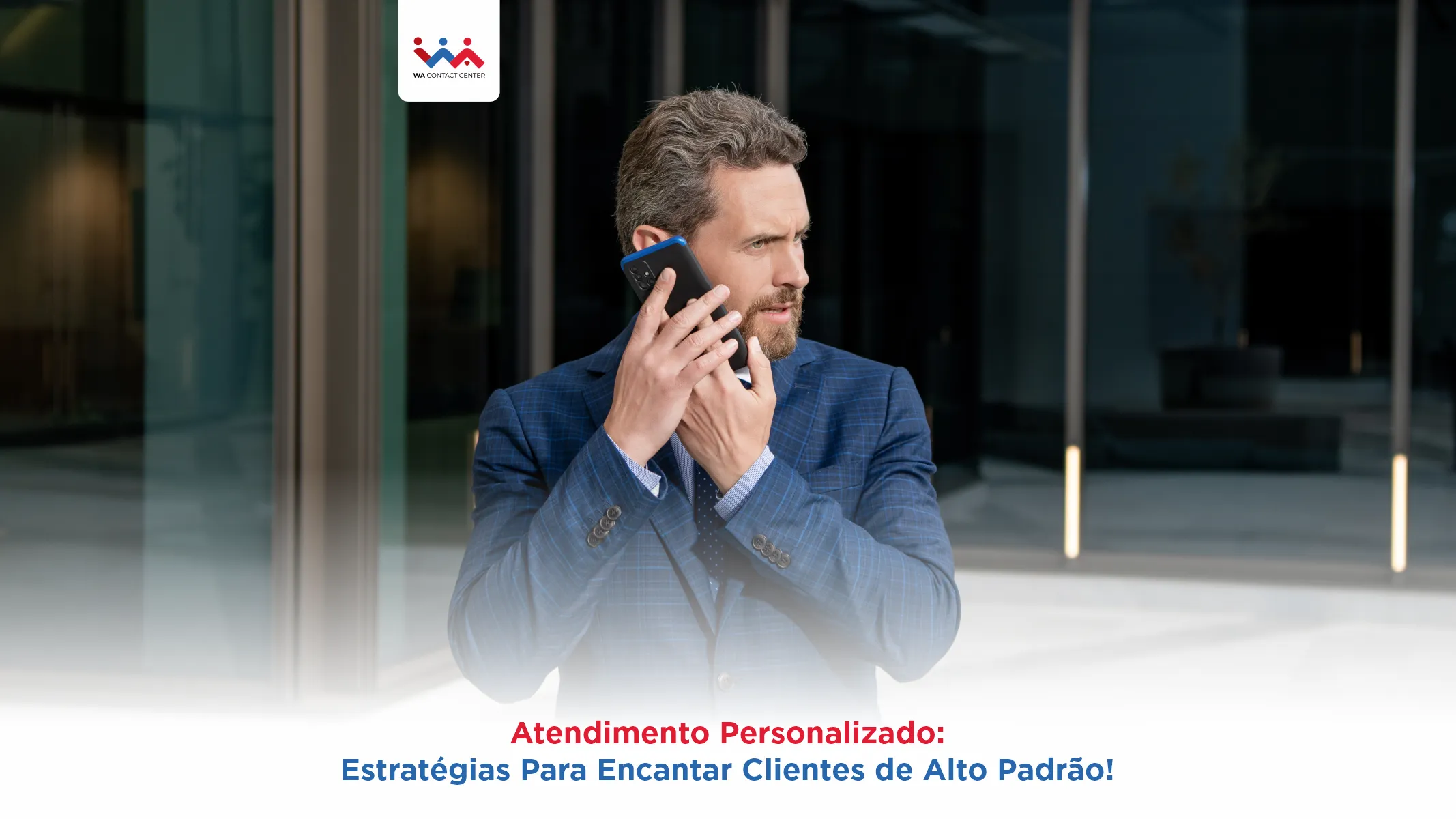 Homem de cor clara, barba e terno, falando ao celular.
